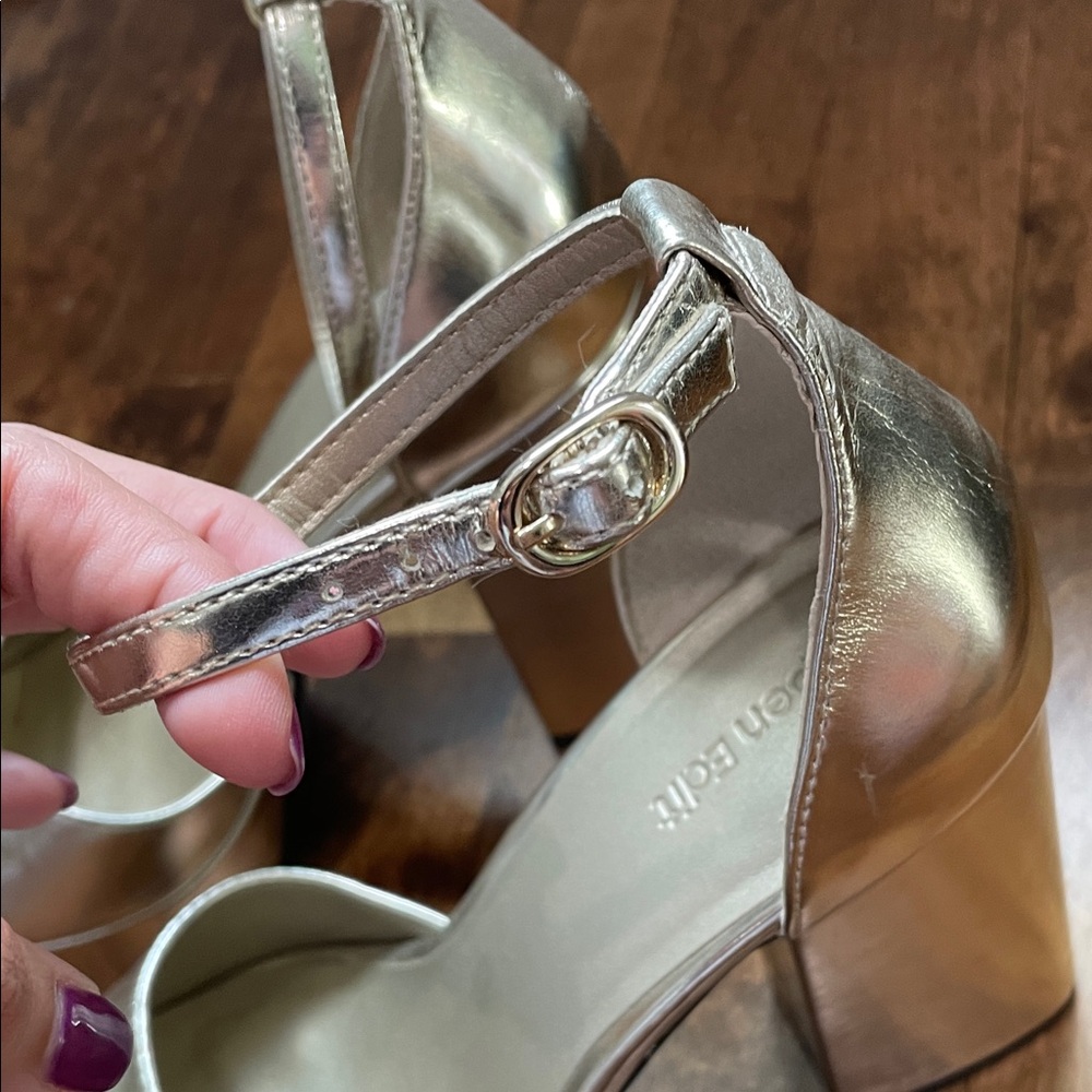 Elegant Gold Platform Heels - Picture 5 of 9